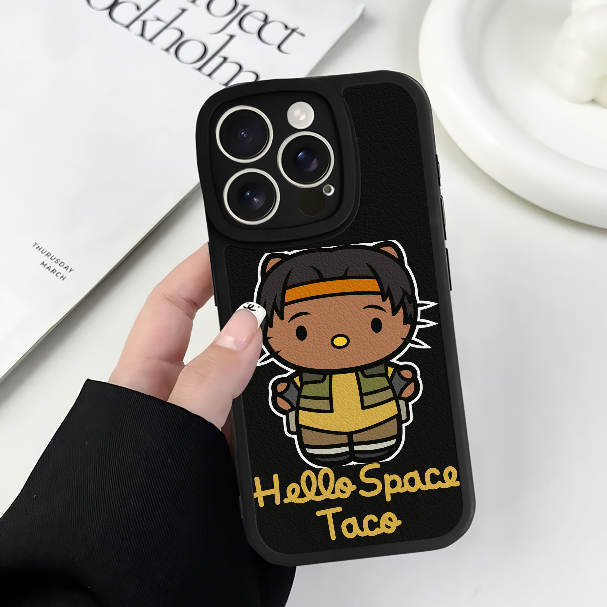 （画像用） Hello Kitty ハローキティ 【iPhone 16シリーズ対応】シリコンスマホケース（レザー調） 材質：シリコン